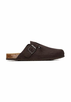 Zueco marrón oscuro de ante sin cordones con hebilla lateral y plantilla de corcho, mostrado sobre un fondo blanco.