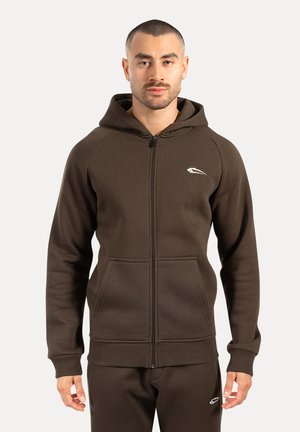 Brun zip-up hoodie i mjukt tyg, med huva, framfickor och en liten vit logotyp på vänster bröst. Ribbad mudd och fåll.