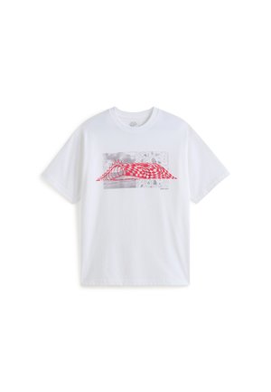 Biała bawełniana koszulka z krótkim rękawem, z czerwonym nadrukiem o falistych liniami i abstrakcyjnymi kształtami na przodzie. Styl z okrągłym dekoltem.