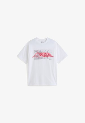 Biała bawełniana koszulka z krótkim rękawem, z czerwonym nadrukiem o falistych liniami i abstrakcyjnymi kształtami na przodzie. Styl z okrągłym dekoltem.