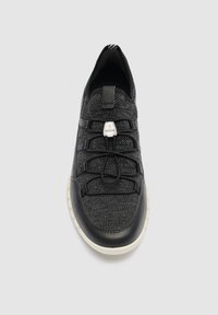 Zwart-grijze vetersneaker met bovenwerk van gebreide stof, synthetische neuskap en witte rubberen zool, gezien van bovenaf.