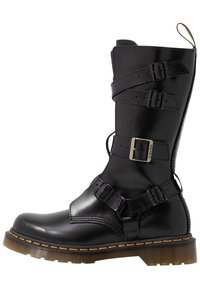 Svart läderknähigh boot med flera justerbara remmar och en guldbuckle. Har en rundad tå och kontrasterande orange sömnad. Genomskinlig sula.