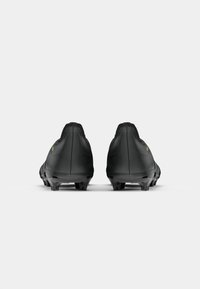 Zwarte voetbal schoenen met een textuur bovenwerk, gebogen vorm en groene accenten, voorzien van een gestoken zool voor grip.