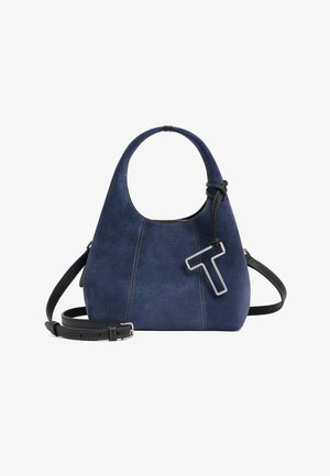 Borsa in suede blu con manico curvo, tracolla nera removibile e accentuazione a forma di T in argento. Presenta dettagli di cucitura visibili.