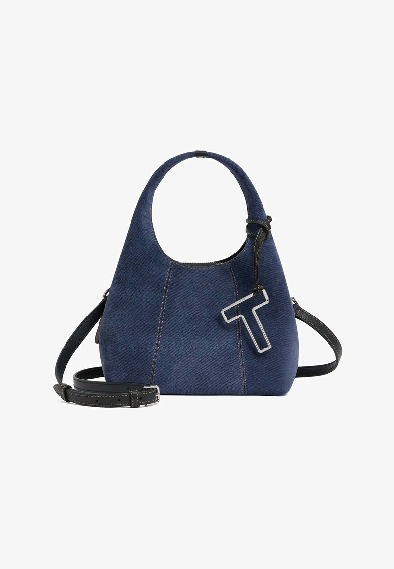 Borsa in suede blu con manico curvo, tracolla nera removibile e accentuazione a forma di T in argento. Presenta dettagli di cucitura visibili.