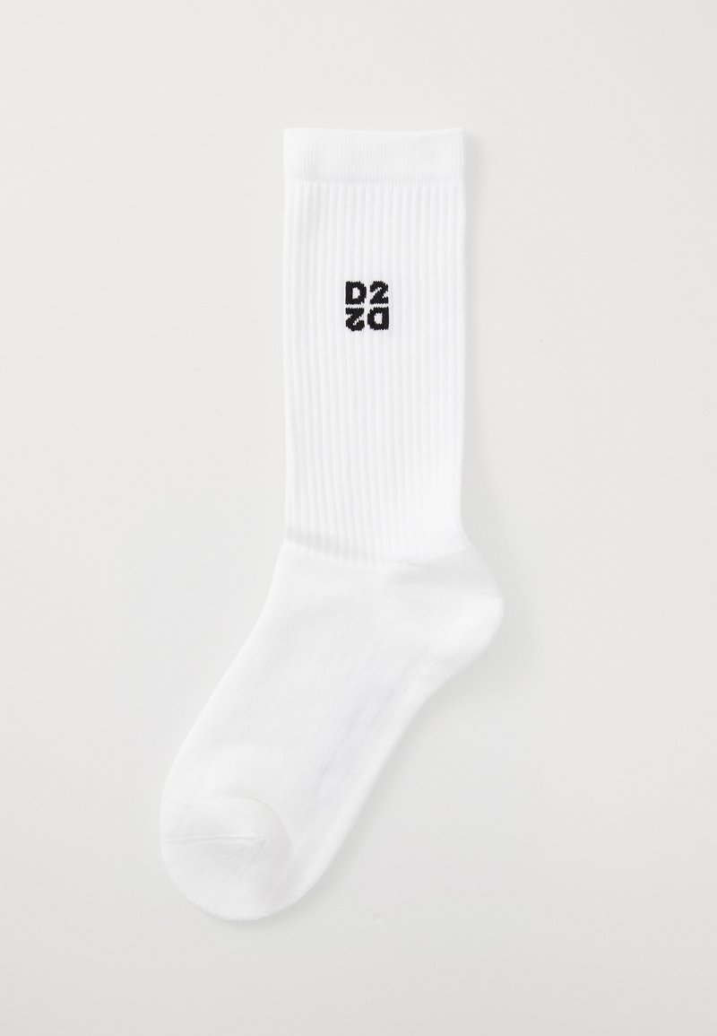 White ribbed socks featuring a black "D2Z0" logo on the side. Made from a smooth fabric with reinforced toe and heel areas.