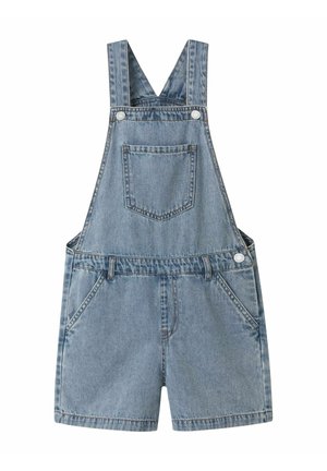 Salopette corta in denim azzurro chiaro con tasca sul petto anteriore, tasche laterali, spalline con bottoni e passanti per la cintura.