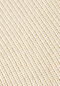 Cremefarbener Strickstoff mit einem strukturierten, gerippten Muster, das feine, weiche Fasern und ein konsistentes, einheitliches Erscheinungsbild aufweist.