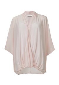 Lichtroze, loszittend top met een gedrapeerd ontwerp, korte mouwen en een zachte, gladde textuur. Heeft een gebogen zoom en minimale details.