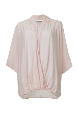 Top suelto de color rosa claro con un diseño drapeado, mangas cortas y una textura suave y lisa. Presenta un dobladillo curvado y un detalle mínimo.