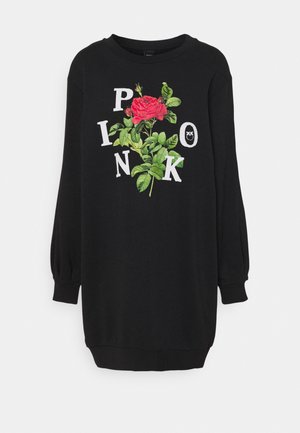 Robe noire à manches longues avec un motif de rose rouge et de feuilles vertes, avec des lettres blanches formant "PINKO" autour de la fleur.