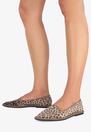 Scarpe flat con stampa leopardata, upper in tessuto liscio, punta arrotondata e suola flessibile. Toni neutri e rifiniture sottili arricchiscono il design.