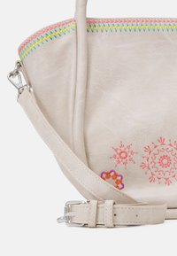 Beige syntetisk lædertaske med livlig pink, orange og gul broderi, buet form og justerbar rem med sølvhardware.