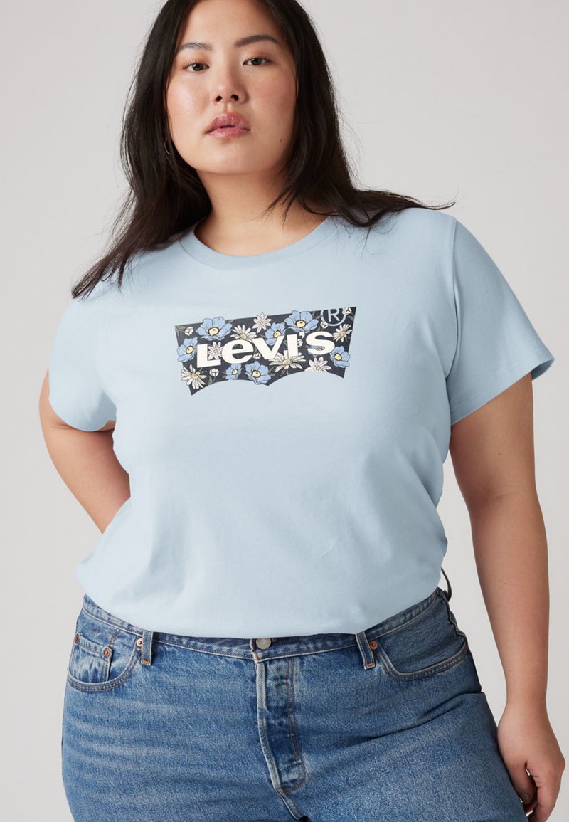 Ανοιχτό μπλε βαμβακερό T-shirt με κοντά μανίκια, με γραφικό του λογότυπου Levi's με θέμα τα λουλούδια σε μαύρο και άσπρο στο μπροστινό μέρος.