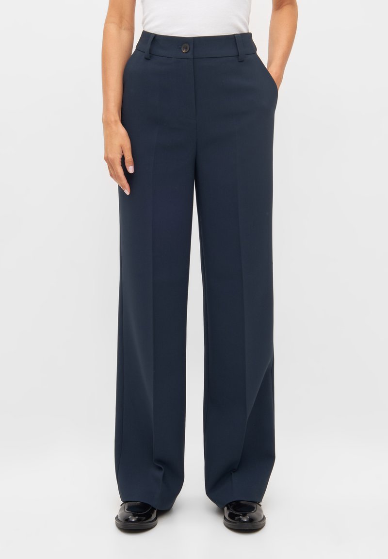 Navy wijde broek gemaakt van soepel materiaal, met voorkruiszakken, een knoopsluiting en een minimalistisch ontwerp.