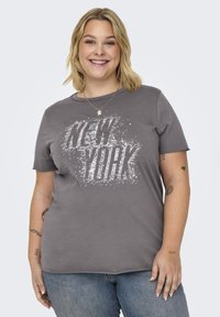 Šedé bavlněné tričko s krátkými rukávy s opotřebovaným bílým potiskem "NEW YORK". Volný střih s kulatým výstřihem.