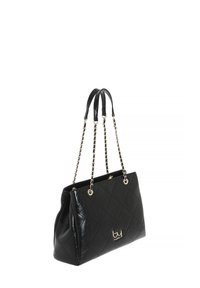 Borsa a tote in pelle nera imbottita con doppi manici in pelle e catena, dettagli in hardware dorato e un'emblema logo sul davanti.