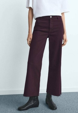 Vaqueros de pierna ancha en color burdeos con dobladillo sin rematar, fabricados en denim, con un diseño clásico de cinco bolsillos y cierre frontal con botones.