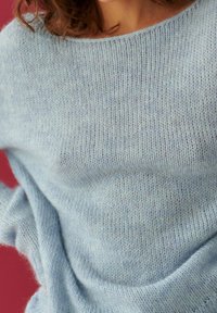 Jasnoniebieski, dziany sweter o miękkiej teksturze i szerokim dekolcie, charakteryzujący się luźnym krojem oraz delikatnym wzorem ściągacza.