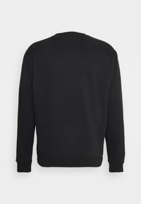 Svart sweatshirt med långa ärmar, rund hals och ribbade manschetter. Tillverkad av mjukt tyg med en slät textur. Ingen synlig märkning eller mönster.