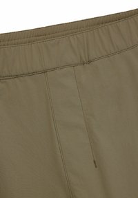 Housut elastisella vyötäröllä hillityssä oliivivihreässä kankaassa. Ominaisuuksiin kuuluu sileä rakenne, ompelusaumojen yksityiskohdat ja yksi takatasku.