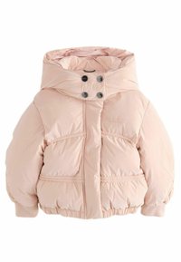 Giacca a vento rosa con cappuccio foderato, due tasche frontali e bottoni a pressione neri. Presenta polsini elastici e dettaglio di vita arricciata.