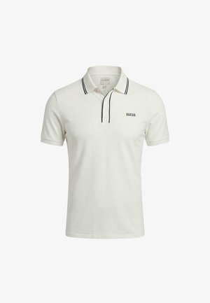 Weißes Polohemd mit kurzen Ärmeln, schwarzem Besatz am Kragen und der Knopfleiste sowie dem bestickten "GUESS"-Logo auf der linken Brust.