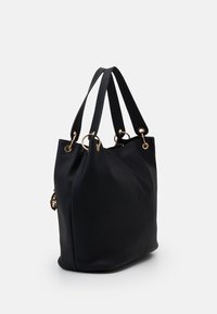Borsa tote in pelle nera con una superficie testurizzata, dettagli in metallo dorato e due manici per la spalla. Design spazioso e leggermente morbido.