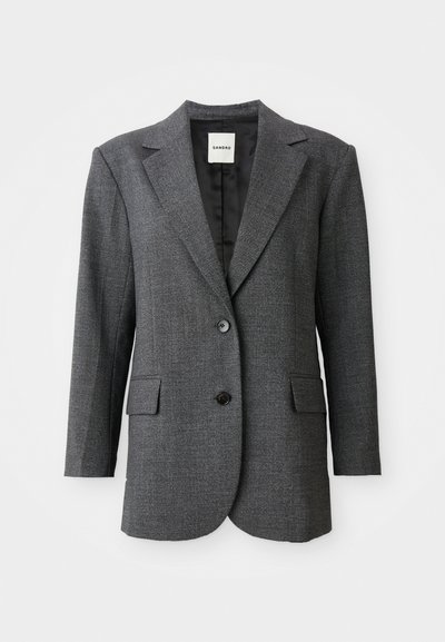 Mørkegrå skræddersyet blazer med notched lapels, to frontlommer og to sorte knapper. Teksturstof med en glat satin inderside.