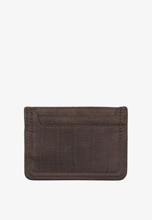 Bruine leren kaarthouder met een textuur van krokodillenleer, voorzien van twee kaartsleuven en een gestikte rand. Compact rechthoekig ontwerp.