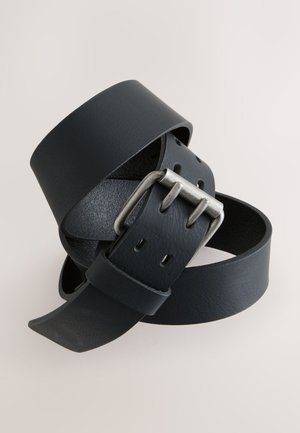 Cintura in pelle nera con finitura testurizzata, dotata di fibbia in metallo e diversi fori per la regolazione. Design arrotolato e sovrapposto.