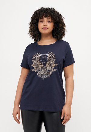 T-shirt en coton bleu marine avec un graphique doré métallique représentant des ailes et le texte "LE MOUVEMENT" sur la poitrine. Manches courtes, coupe décontractée.