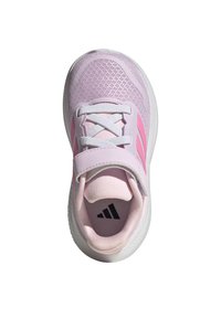 Zapatilla deportiva rosa con parte superior de malla transpirable, suela blanca, detalles en rosa y correa ajustable con cordones para un ajuste seguro. Logo de Adidas visible.