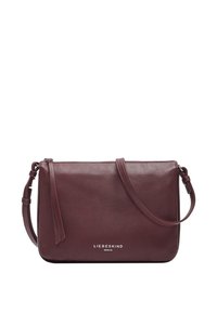 Prostokątna ciemno burgundzka skórzana torba na ramię z regulowanym paskiem, zapięciem na zamek oraz białym logo "LIEBESKIND BERLIN" na froncie.