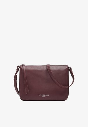 Rechteckige, dunkelburgunderfarbene Leder-Umhängetasche mit verstellbarem Riemen, Reißverschluss und weißem "LIEBESKIND BERLIN"-Logo auf der Vorderseite.