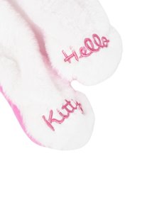 Pantofole bianche e soffici con dettagli rosa, dotate di testo ricamato "Hello" e "Kitty" in un carattere script giocoso su ogni soletta.