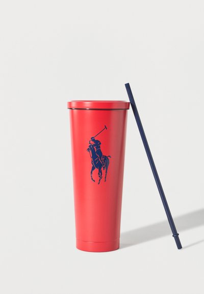 Κόκκινο κυλινδρικό ποτήρι με καπάκι, με λογότυπο μπλε πολο παίκτη και ξεχωριστό μπλε επαναχρησιμοποιούμενο καλαμάκι που ακουμπάει δίπλα του.