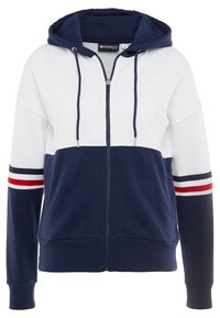 Sweat à capuche zippé en bleu marine et blanc, avec des accents rayés rouges et blancs sur les manches. Fabriqué en tissu doux et texturé.