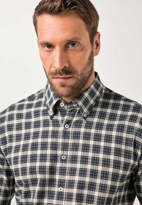 Camicia button-up a motivo quadrettato blu e bianco, con colletto, maniche corte e chiusura frontale con bottoni a contrasto.