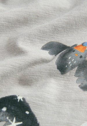 Tela gris con un acabado texturizado, que presenta ilustraciones caprichosas de pájaros negros con acentos naranjas y azules, dispersos por la superficie.