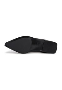 Pantof cu vârf ascuțit de culoare neagră, cu o textură netedă, talpă din cauciuc cu striații pentru aderență și un design elegant, minim.