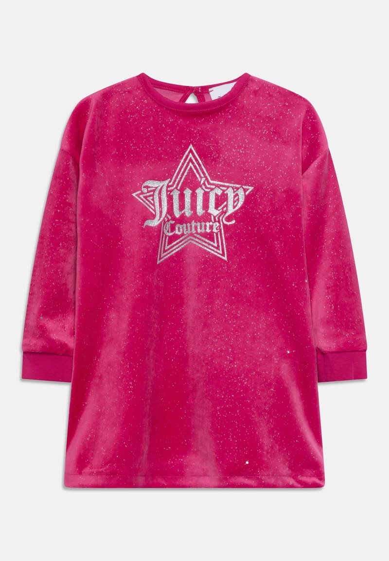 Robe longue en velours rose vif à manches longues avec paillettes argentées et une étoile argentée avec le texte « Juicy Couture » sur le devant.