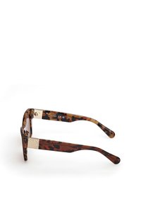 Ochelari de soare cu ramă pătrată din material tartan, având un accent auriu pe temple și o suprafață netedă, texturată.