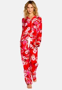 Rode bloemen pyjama set met lange mouwen en broek, voorzien van witte accenten, een knoopsluiting shirt en een relaxte pasvorm met een elastische tailleband.