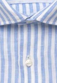 Col de chemise rayé verticalement bleu et blanc avec un bouton blanc fixé au milieu de la patte de boutonnage avant.