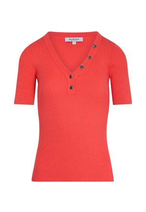 Haut à manches courtes côtelé en corail avec un col en V, quatre accents de boutons noirs le long de l'encolure et une coupe ajustée.