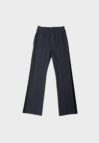 Tumesinised püksid elastse vöökohaga, millel on tekstuurse musta kangaga külgosa, sirge säärega ning ilma nähtava riistvarata.