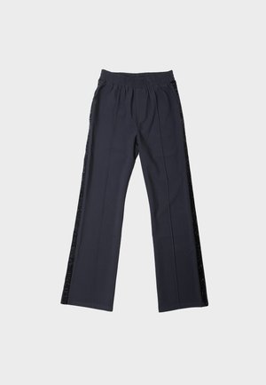 Tumši zili pusbikses ar elastīgu jostasvietu, sānu paneli no teksturētas melnas auduma, taisnu kāju griezumu un bez redzamām metāla detaļām.