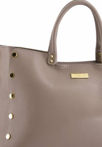 Grijze leren tote bag met gouden metalen studs, gladde textuur, twee ronde handvatten en een rechthoekige vorm. Merkenplaat weergegeven.