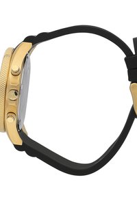 Gouden roestvrijstalen horloge met een zwarte rubberen band, vierkant kast, getextureerde bezel en drukknoppen aan de zijkant. Doorzichtig horlogeglas.
